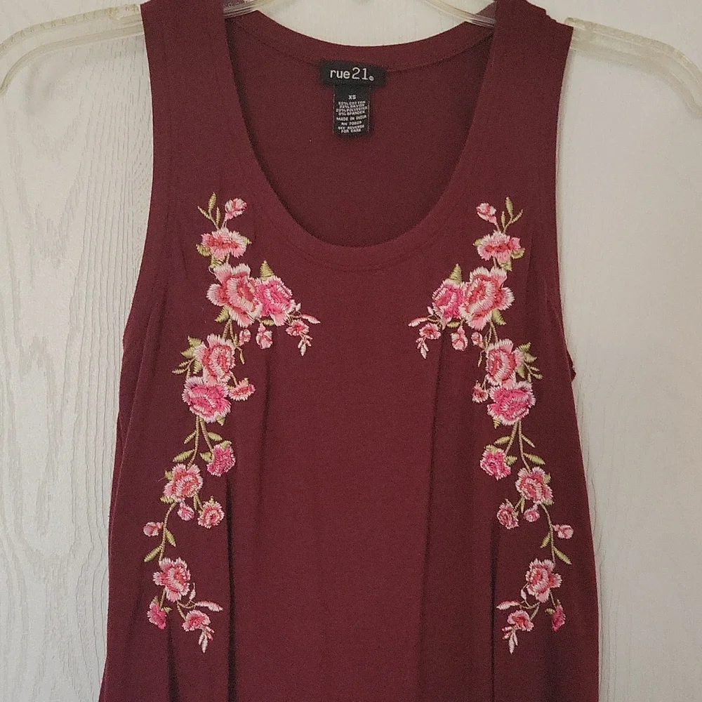 🟣 Maroon floral tank top - Picture 2 of 3
